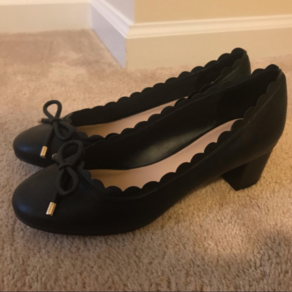NWT Kelly and Katie Black Scallop Edge Heel Size 7